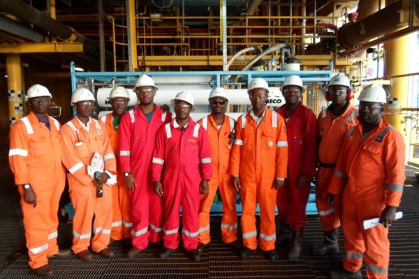 Funcionários da fábrica na África Ocidental